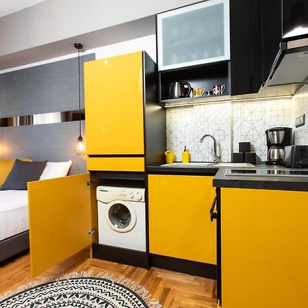 Downtown Luxury Boutique Suites : The Yellow Suite Tesalonika Bagian luar foto