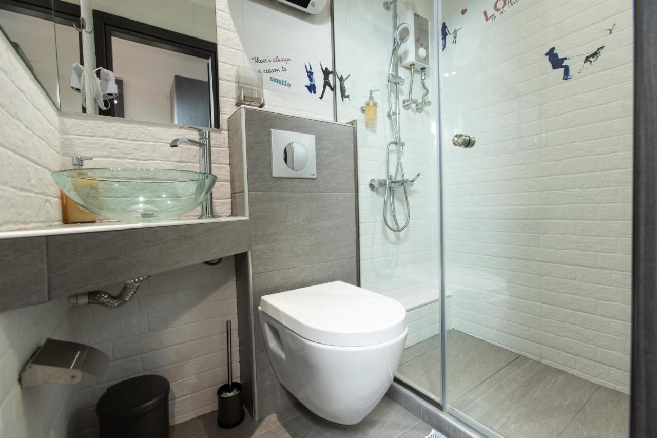 Downtown Luxury Boutique Suites : The Yellow Suite Tesalonika Bagian luar foto
