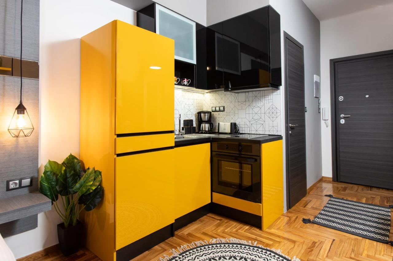 Downtown Luxury Boutique Suites : The Yellow Suite Tesalonika Bagian luar foto