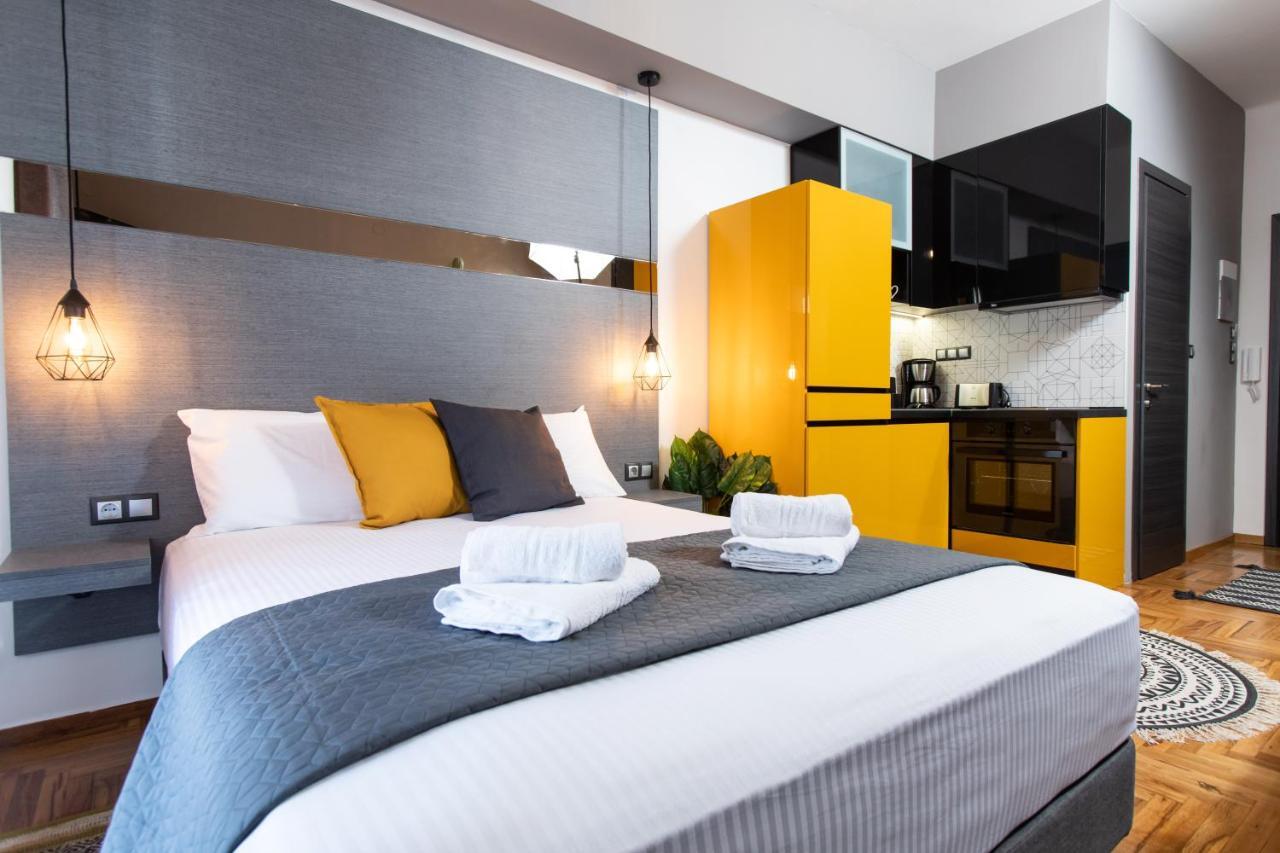 Downtown Luxury Boutique Suites : The Yellow Suite Tesalonika Bagian luar foto