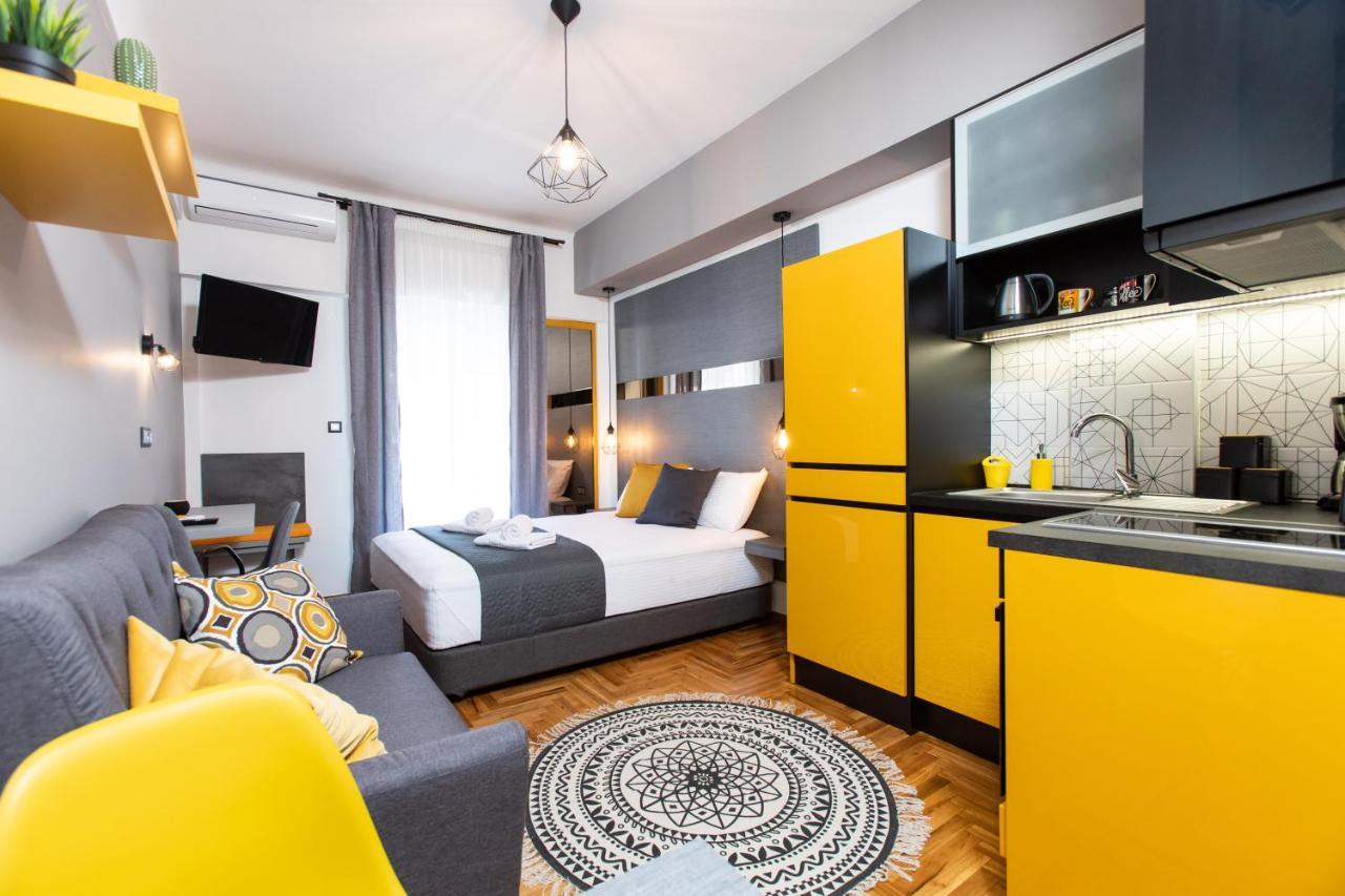 Downtown Luxury Boutique Suites : The Yellow Suite Tesalonika Bagian luar foto